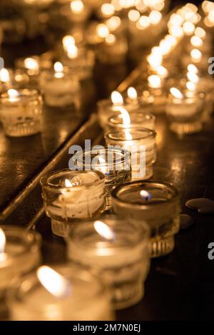 Memorial candele, avvento, che offre candele in una chiesa Foto Stock