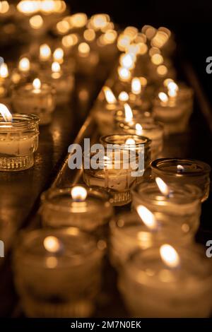 Memorial candele, avvento, che offre candele in una chiesa Foto Stock