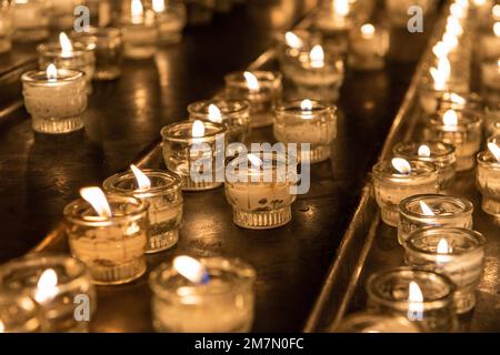 Memorial candele, avvento, che offre candele in una chiesa Foto Stock