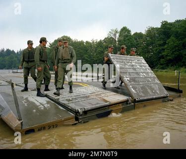 Un ponte a nastro viene assemblato dai membri del Battaglione di Ingegneria 1457th durante gli esercizi di addestramento di Reforger al comando di addestramento dell'Esercito 7th. Oggetto/Serie: REFORGER base: Grafenwohr Paese: Deutschland / Germany (DEU) Foto Stock