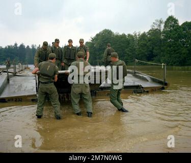 Un ponte a nastro viene assemblato dai membri del Battaglione di Ingegneria 1457th durante gli esercizi di addestramento di Reforger al comando di addestramento dell'Esercito 7th. Oggetto/Serie: REFORGER base: Grafenwohr Paese: Deutschland / Germany (DEU) Foto Stock