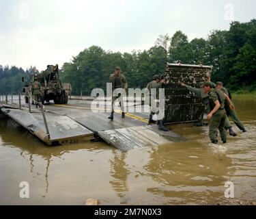 Un ponte a nastro viene assemblato dai membri del Battaglione dell'ingegnere 1457th durante gli esercizi di addestramento di Reforger al comando di addestramento dell'esercito 7th. Oggetto/Serie: REFORGER base: Grafenwohr Paese: Deutschland / Germany (DEU) Foto Stock