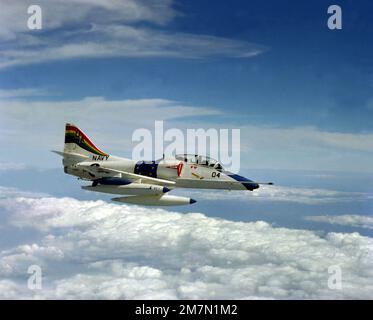 Una vista laterale destra aria-aria di un aeromobile Skyhawk Fleet Composite Squadron 1 (VC-1) TA-4J. Base: Oahu Stato: Hawaii (HI) Nazione: Stati Uniti d'America (USA) Foto Stock