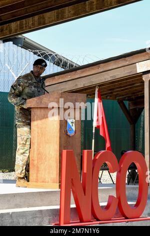 STATI UNITI James R. Holmes III, comandante della 7th Army Noncommissioned Officer Academy, ha tenuto un discorso durante il Basic leader Course (BLC) 006-22 alla 7th Army Training Command's NCOA di Grafenwoehr, Germania, 11 maggio 2022. La missione NCOA dell'Esercito del 7th è quella di formare e sviluppare futuri leader che siano adattivi, disciplinati e pronti a guidare efficacemente a livello di squadra e squadra. Foto Stock