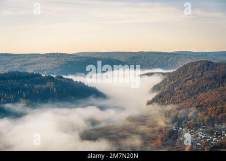 Inversione del tempo sull'Edersee nel nord dell'Assia nel Parco Nazionale di Kellerwald-Edersee in una mattinata autunnale, vista sul lago nuvoloso Foto Stock