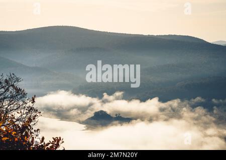 Inversione del tempo sull'Edersee nel nord dell'Assia nel Parco Nazionale di Kellerwald-Edersee in una mattinata autunnale, vista sul lago nuvoloso Foto Stock