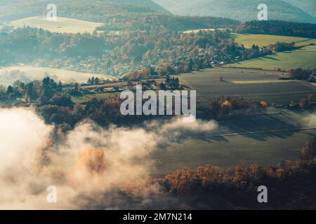 Inversione della situazione meteorologica sull'Edersee, nel nord dell'Assia, nel Parco Nazionale di Kellerwald-Edersee, in una mattinata autunnale Foto Stock