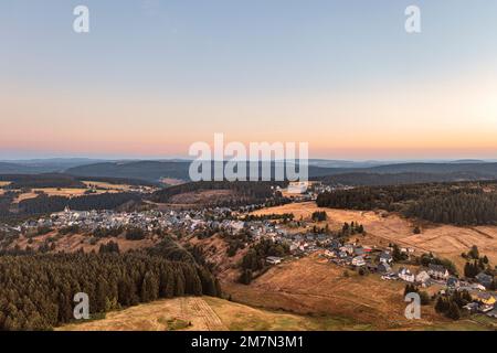 Germania, Turingia, Neuhaus am Rennweg, Steinheid, villaggio, foresta, prati di montagna, montagne, valli, alba, panoramica, foto aerea Foto Stock