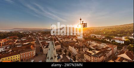 Germania, Turingia, Meiningen, guglie della chiesa, bandera meteorologica, chiesa, nostra Signora, città, panoramica, alba, retroilluminazione, foto aerea, foto panoramica Foto Stock