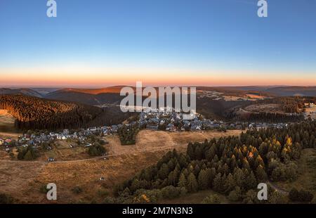 Germania, Turingia, Neuhaus am Rennweg, Steinheid, villaggio, foresta, prati di montagna, montagne, valli, panoramica, foto aerea Foto Stock