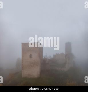 Germania, Turingia, Gerstungen, Lauchröden, rovine del castello di Brandeburgo, nebbia Foto Stock