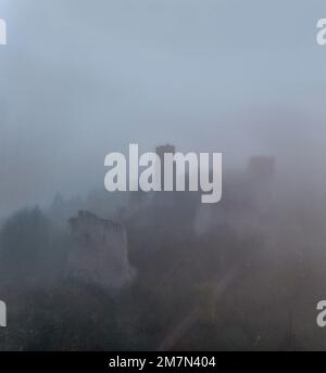 Germania, Turingia, Gerstungen, Lauchröden, rovine del castello di Brandeburgo, nebbia Foto Stock