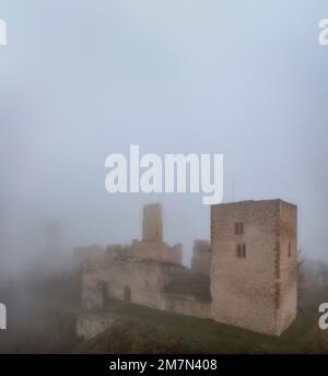 Germania, Turingia, Gerstungen, Lauchröden, rovine del castello di Brandeburgo, nebbia Foto Stock