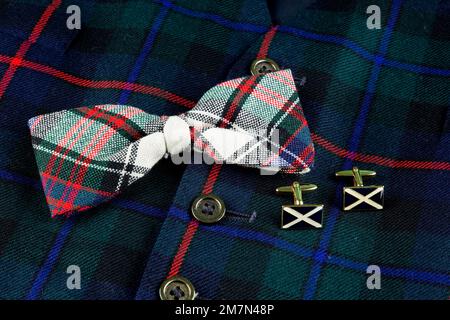 Gilet scozzese con polsini salati e cravatta ad arco in tartan Foto Stock