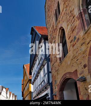 Europa, Germania, Assia, distretto di Schwalm-Eder, Città di Fritzlar, Strada tedesca a graticcio, casa in pietra a Kasseler Straße con tre livelli scuderie a gradini (c. 1310) Foto Stock