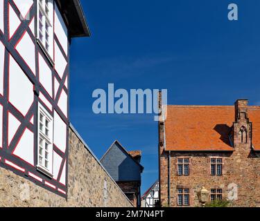 Europa, Germania, Assia, distretto di Schwalm-Eder, Città di Fritzlar, Percorso tedesco case a graticcio, ex Curia Collegiata a Fischgasse Foto Stock