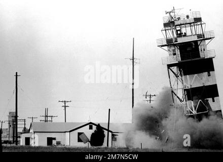 Una carica esplosiva viene messa fuori sotto la vecchia torre di controllo dell'aria, sostituita nel 1978 da una nuova torre. Base: McGuire Air Force base Stato: New Jersey (NJ) Paese: Stati Uniti d'America (USA) Foto Stock