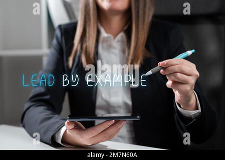 Testo che mostra la derivazione inspiratoria per esempio. Parola per essere un leader mentore seguire le regole dare esempi Coach Foto Stock