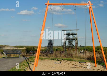 Vista dallo slagheap Derne al monumento industriale di Gneisenau IV in collisione con la torre di avvolgimento a doppio traliccio e il traliccio di Tomson sopra l'albero 2 a Derne, distretto di Dortmund, Dortmund, zona della Ruhr, Renania settentrionale-Vestfalia, Germania Foto Stock