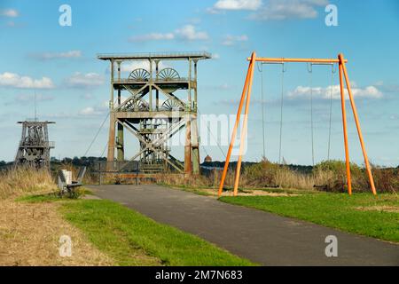 Vista dallo slagheap Derne al monumento industriale di Gneisenau IV in collisione con la torre di avvolgimento a doppio traliccio e il traliccio di Tomson sopra l'albero 2 a Derne, distretto di Dortmund, Dortmund, zona della Ruhr, Renania settentrionale-Vestfalia, Germania Foto Stock