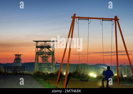 Vista dallo slagheap Derne al monumento industriale di Gneisenau IV in collisione con la torre di avvolgimento a doppio traliccio e il traliccio Tomson sopra il fusto 2 all'alba a Derne, distretto di Dortmund, Dortmund, Ruhr, Renania settentrionale-Vestfalia, Germania Foto Stock