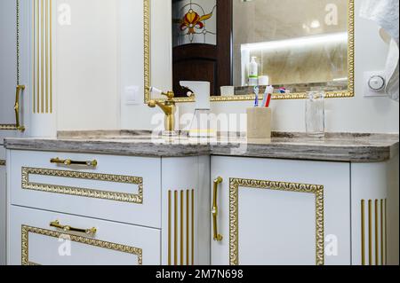 Interni in bagno retro classico, pulito, luminoso ed elegante design Foto Stock