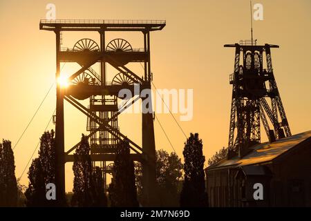 Vista dallo slagheap Derne al monumento industriale di Gneisenau IV in collisione con la torre di avvolgimento a doppio traliccio e il traliccio Tomson sopra il fusto 2 all'alba a Derne, distretto di Dortmund, Dortmund, Ruhr, Renania settentrionale-Vestfalia, Germania Foto Stock