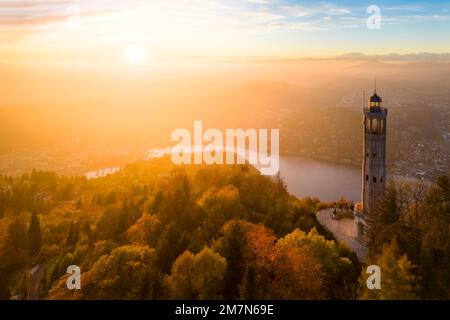Veduta aerea del Faro Voltiano di Brunate che si affaccia su Como e sul Lago di Como in autunno. Brunate, Provincia di Como, Lombardia, Italia, Europa. Foto Stock
