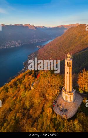 Veduta aerea del Faro Voltiano di Brunate che si affaccia su Como e sul Lago di Como in autunno. Brunate, Provincia di Como, Lombardia, Italia, Europa. Foto Stock