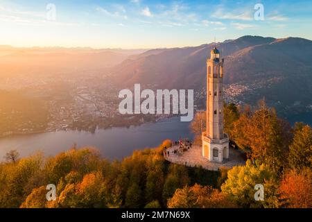 Veduta aerea del Faro Voltiano di Brunate che si affaccia su Como e sul Lago di Como in autunno. Brunate, Provincia di Como, Lombardia, Italia, Europa. Foto Stock