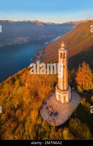 Veduta aerea del Faro Voltiano di Brunate che si affaccia su Como e sul Lago di Como in autunno. Brunate, Provincia di Como, Lombardia, Italia, Europa. Foto Stock