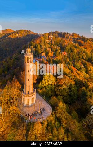 Veduta aerea del Faro Voltiano di Brunate che si affaccia su Como e sul Lago di Como in autunno. Brunate, Provincia di Como, Lombardia, Italia, Europa. Foto Stock