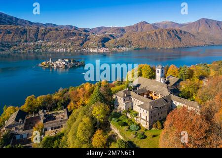 Veduta aerea del Sacro Monte d'Orta e dell'isola di San Giulio sul Lago d'Orta in autunno. Lago d'Orta, Provincia di Novara, Piemonte, Italia. Foto Stock