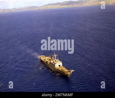 Una vista aerea a dritta della nave cisterna USS CAYUGA (LST-1186) in corso. Base: Agana Bay Stato: Guam (GU) Nazione: Isole Marianne Settentrionali (MNP) Foto Stock