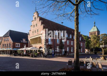 Germania, Vreden, Berkel, Westmünsterland, Münsterland, Westfalia, Renania settentrionale-Vestfalia, Old Town Hall Vreden al mercato con silhouette museo e scuola di musica e caffè, sulla destra la Chiesa parrocchiale cattolica St Georg nella piazza della chiesa Foto Stock