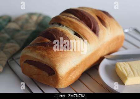 Pane Swirl al cioccolato alla vaniglia. È un delizioso pane in stile panetteria fatto con impasto di vaniglia, cioccolato e latte dolce. L'impasto viene fatto roteare insieme t Foto Stock