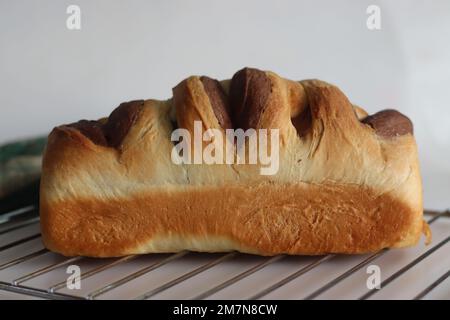 Pane Swirl al cioccolato alla vaniglia. È un delizioso pane in stile panetteria fatto con un impasto di vaniglia, cioccolato e latte dolce. L'impasto viene agitato Foto Stock