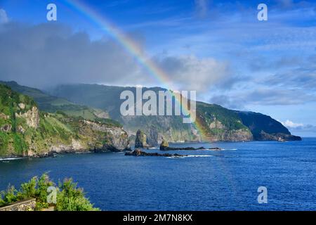 La costa nord-orientale dell'isola di Flores in una giornata tempestosa. Isole Azzorre, Portogallo Foto Stock