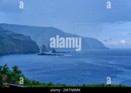 La costa nord-orientale dell'isola di Flores in una giornata tempestosa. Isole Azzorre, Portogallo Foto Stock