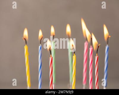 candele di compleanno in diversi colori Foto Stock