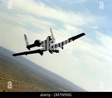 Vista posteriore dal basso di un aeromobile a-10 Thunderbolt II durante il primo volo a due posti. Base: Edwards Air Force base Stato: California (CA) Paese: Stati Uniti d'America (USA) Foto Stock