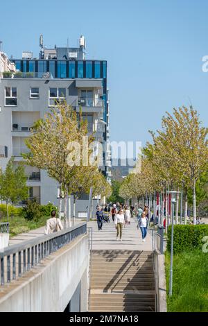 Germania, Baden-Württemberg, Karlsruhe, moderno complesso residenziale su Ludwig-Erhard-Allee. Foto Stock