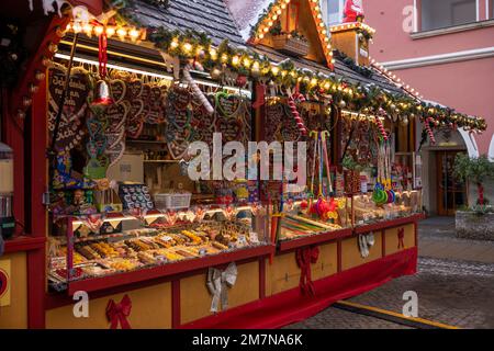 Bancarelle in un mercatino di Natale con cibo di Natale e dolci il giorno di dicembre. Foto Stock