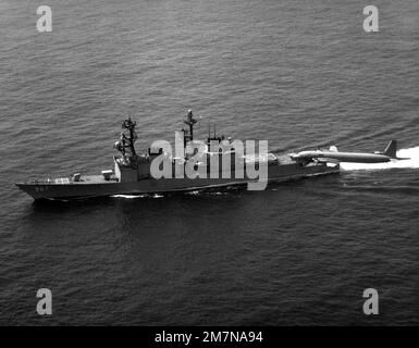 Una vista aria-aria lato sinistro di un sovietico I1-38 maggio ricognizione e anti-sottomarino aerei da guerra sul cacciatorpediniere USS ELLIOTT (DD-967). Paese: Sconosciuto Foto Stock