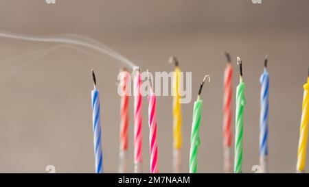 candele di compleanno in diversi colori Foto Stock