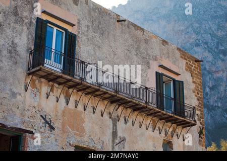 Balcone supportato con ringhiera in ferro davanti a due porte, Palermo, Sicilia Foto Stock