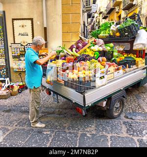 Vendita di frutta e verdura in strada a Cefalù, Sicilia Foto Stock