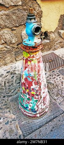 Idrante, colorato nella città di Cefalù, in Sicilia Foto Stock