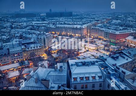 Viktualienmarkt innevato al tramonto. Monaco, Baviera, Germania. Foto Stock