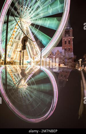 Ruota panoramica sul Koberg di Lübeck a Natale, riflessione, Schleswig-Holstein, Germania Foto Stock